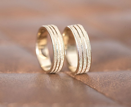 Argollas de matrimonio en oro 18K Líneas Satinadas